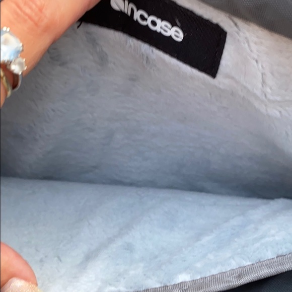Incase // Fleece Lined Laptop Case with strap - Picture 7 of 10